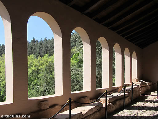 Arquerías modernas del pórtico meridional del Monasterio de Suso