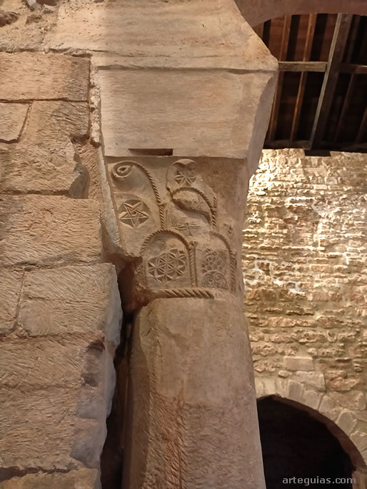 Una de las columnas mozárabes que se salvço del incendio de Almanzor