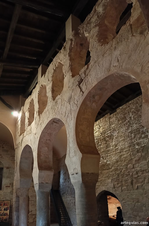 Interior de la iglesia del Monasterio de Suso: arquería de división de las dos naves
