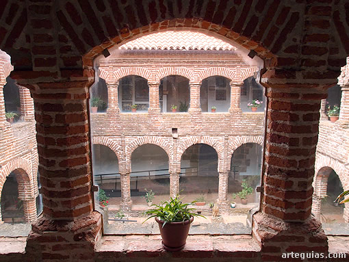 Vista del claustro de Tentudía desde el piso superior