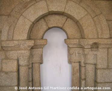 Ventanal rom&aacute;nico.  Santa Mar&iacute;a de Montederramo