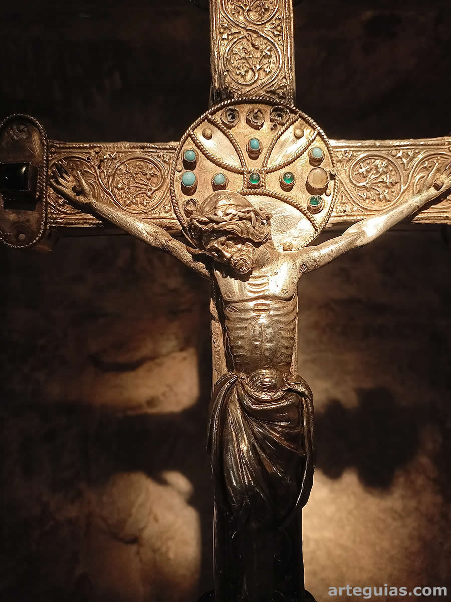 Cruz procesional gótica en el museo