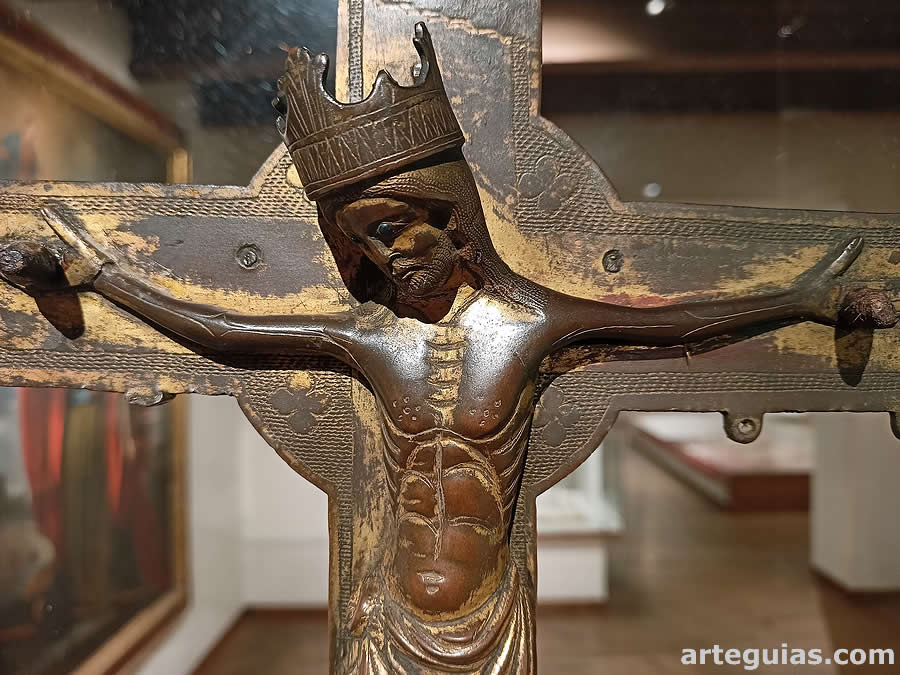 Cruz de bronce románica en el museo del monasterio