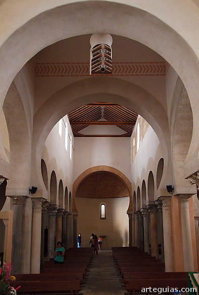 Nave central con el contra&aacute;bside de los pies al fondo