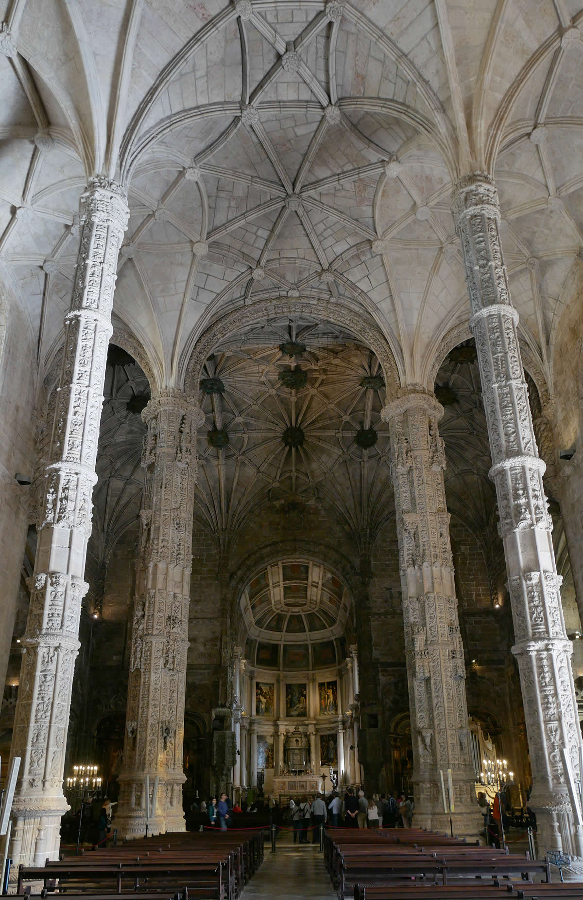 Las tres naves de la iglesia