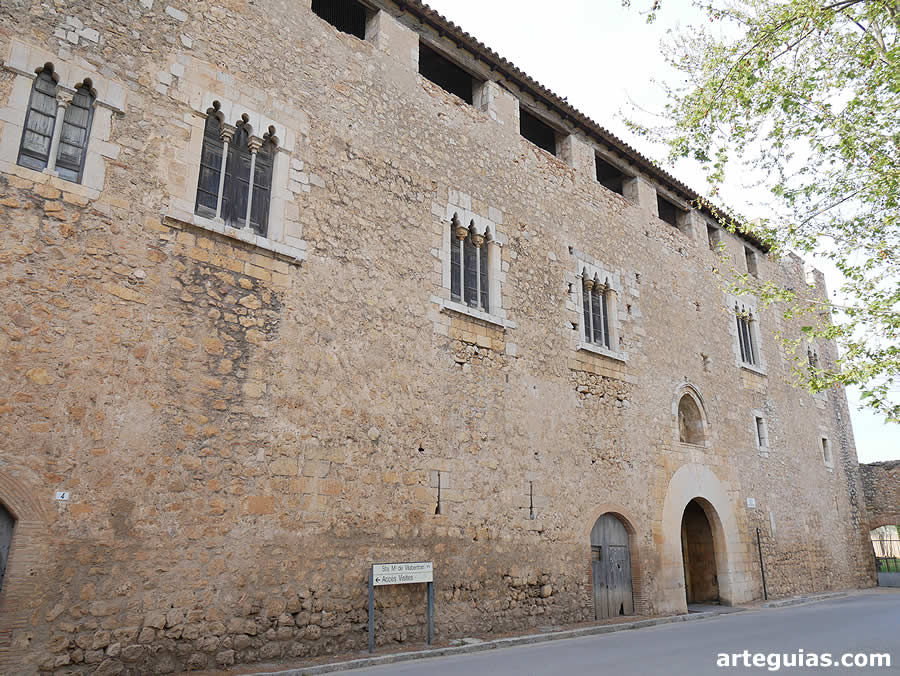 Fachada del Palacio Abacial del Monasterio de Vilabertrán