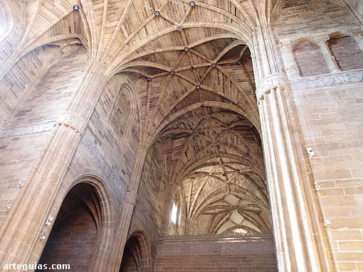 elevadísimas bóvedas de crucerías estrellada de la iglesia del Monasterio de Casalarreina, La Rioja