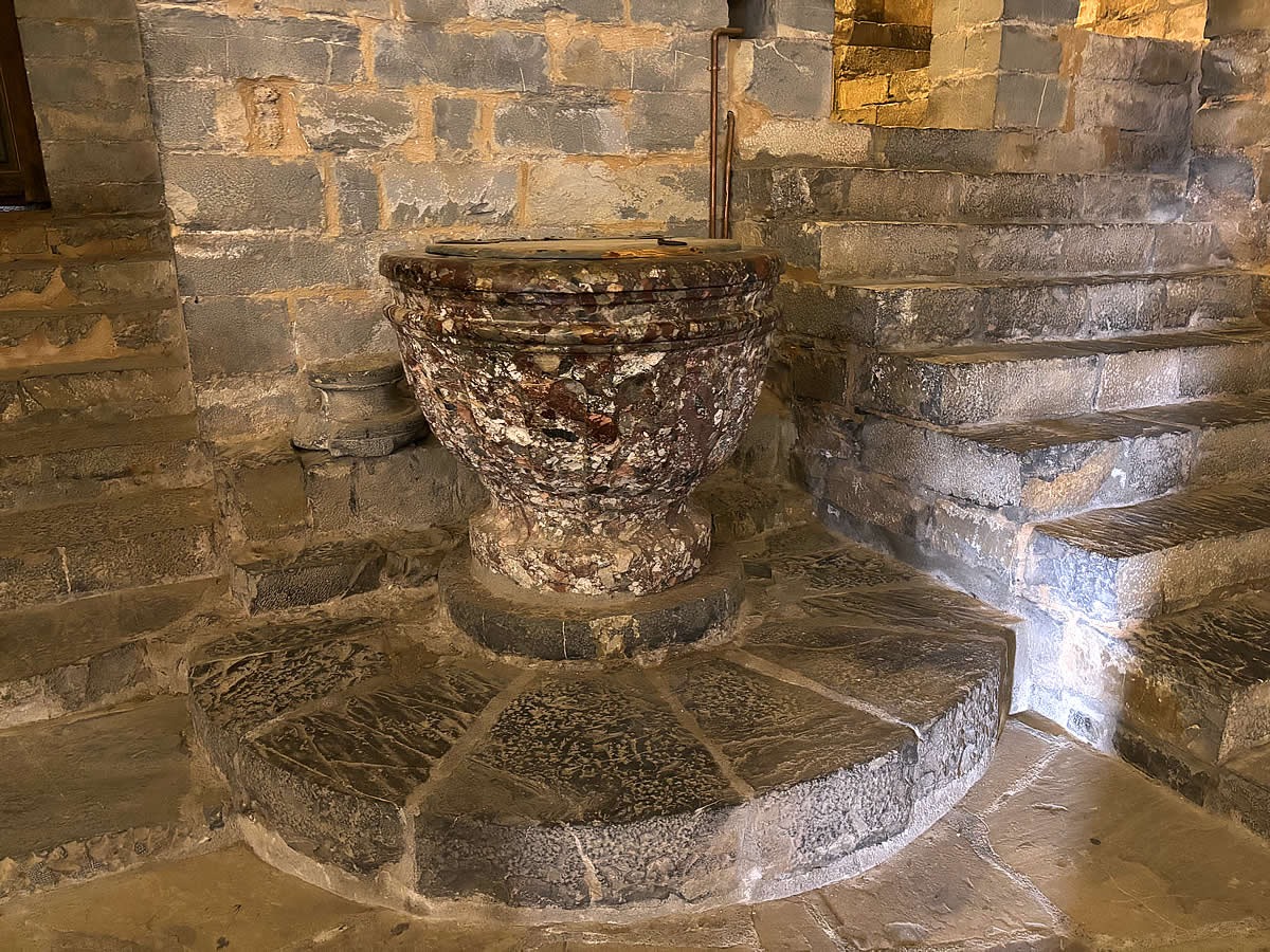Pila bautismal de jaspe