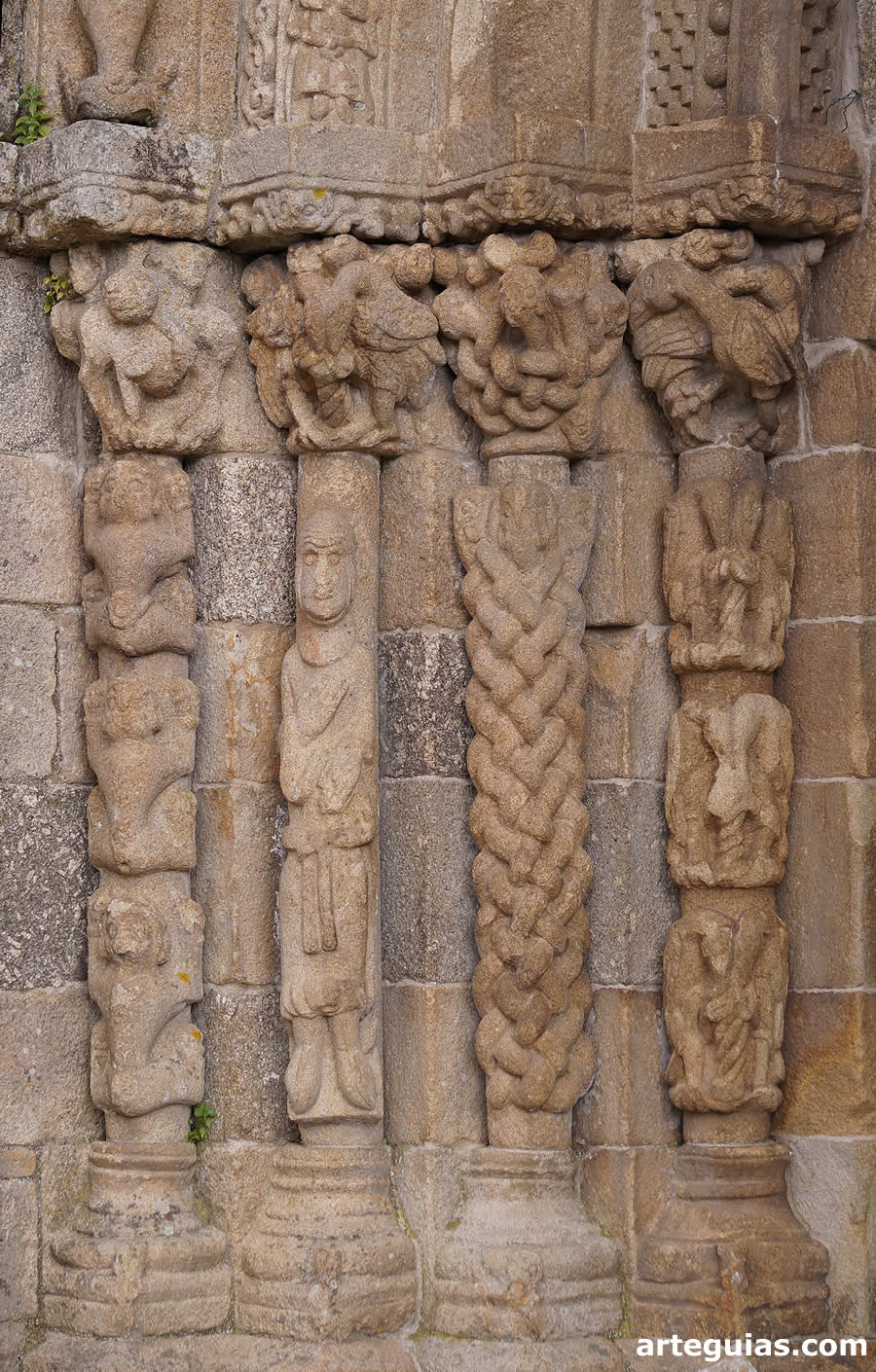 Las columnas de la puerta románica están profusamente decoradas