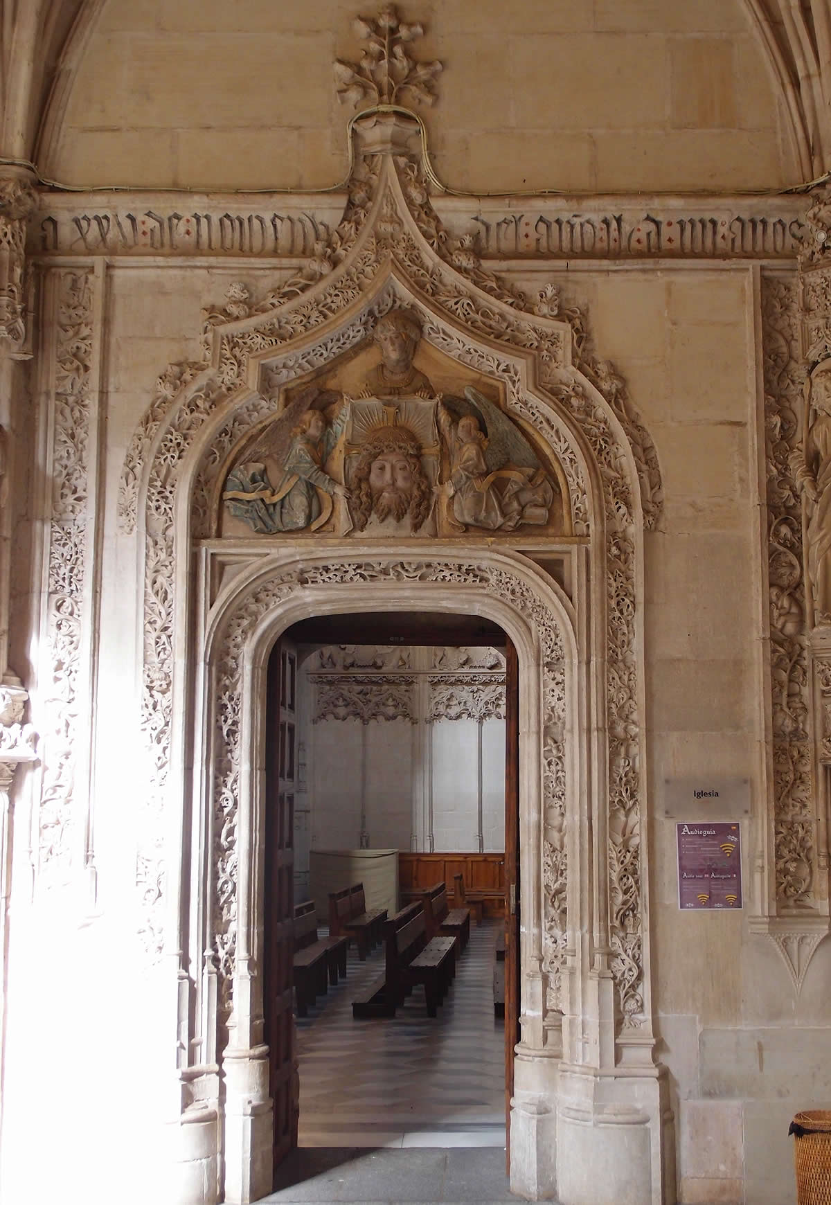 Puerta de comunicación entre el claustro y la iglesia