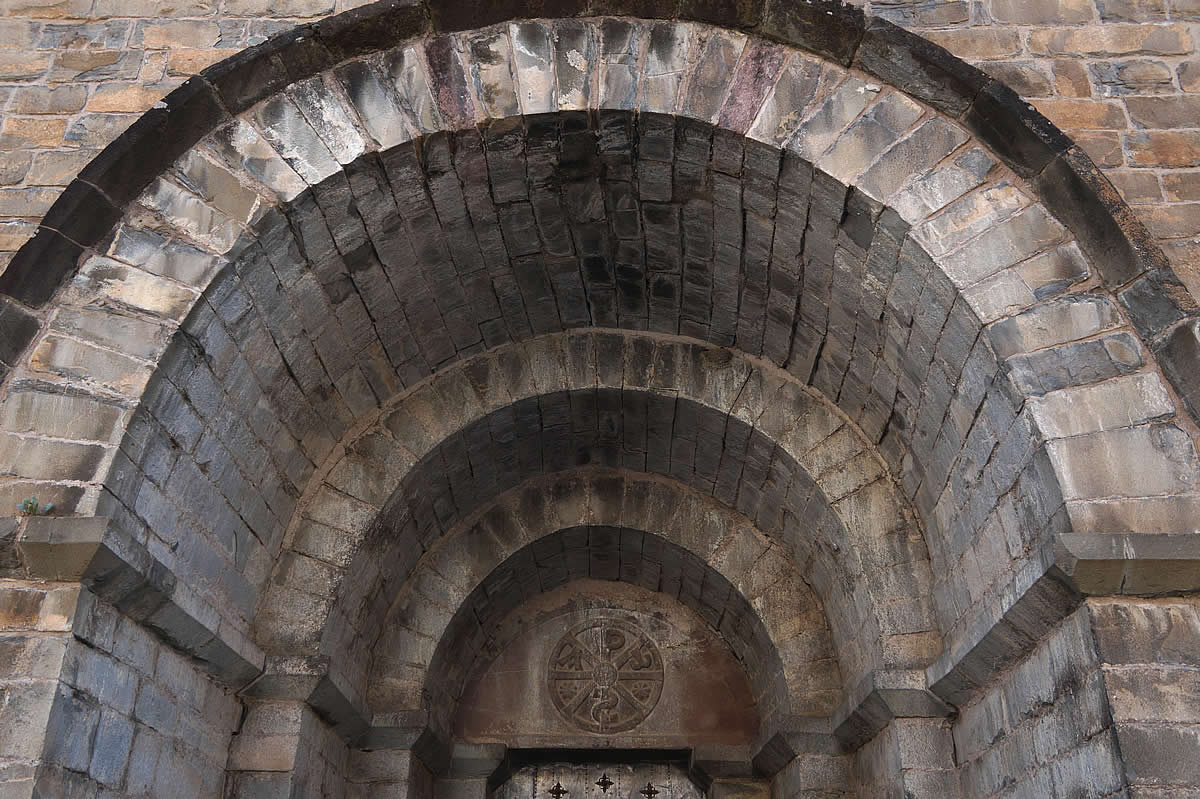 Puerta oeste con su crismón