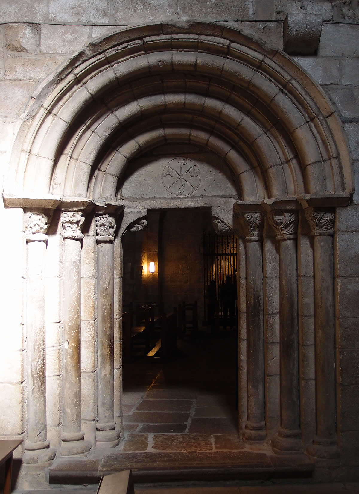 Puerta sur de la iglesia del Monasterio de Leyre