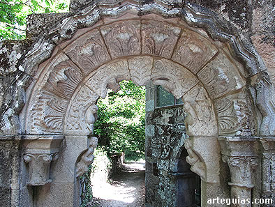 Puerta de acceso al claustro