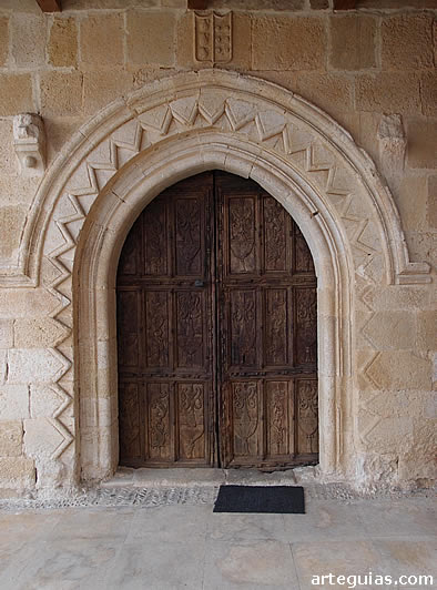 Puerta de ingreso a la iglesia desde el norte