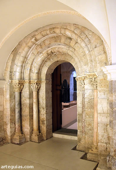 Puerta rom&aacute;nica descubierta en 1993