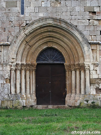 La conocida como Puerta de San Pedro en la nave del Evangelio