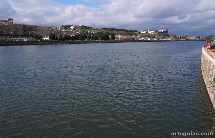 El enorme río Mondego a su paso por Coímbra