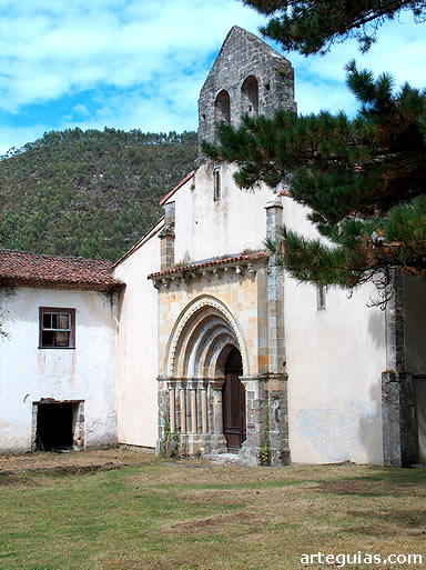 Imponente fachada de la iglesia abacial de San Antol&iacute;n de Bed&oacute;n