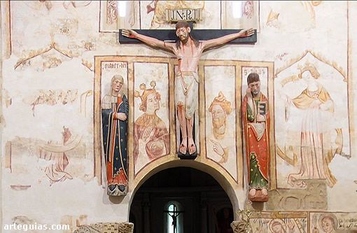Calvario románico con pinturas en el interior