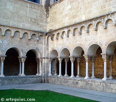 Detalle de las arquer&iacute;as del claustro