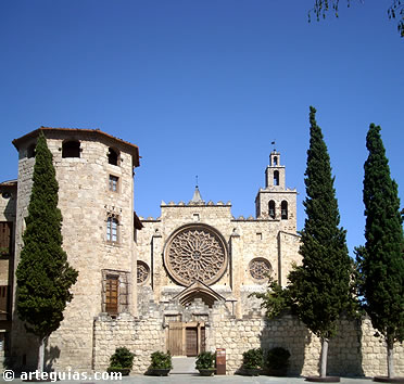 Fachada principal del Monasterio con el Palau Abacial en primer t&eacute;rmino