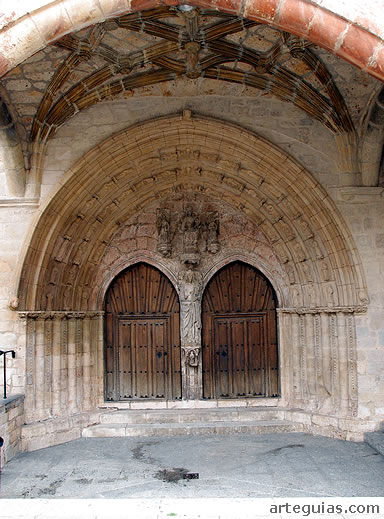 Portada g&oacute;tica de la iglesia de San Juan Bautista de O&ntilde;a