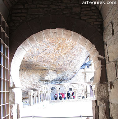 Arco de herradura de acceso al claustro