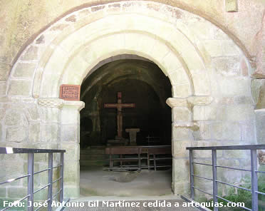 Puerta rom&aacute;nica de la iglesia del monasterio