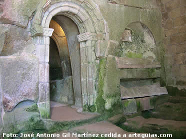 El monasterio de San Pedro de Rocas tiene tres portadas rom&aacute;nicas