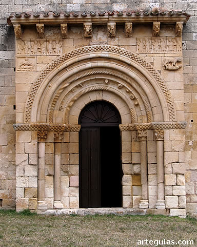 Puerta en el hastial occidental