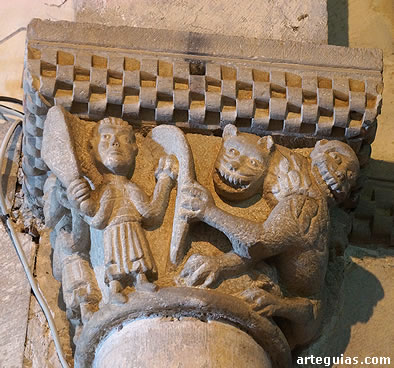 Capitel con un combate contra un león