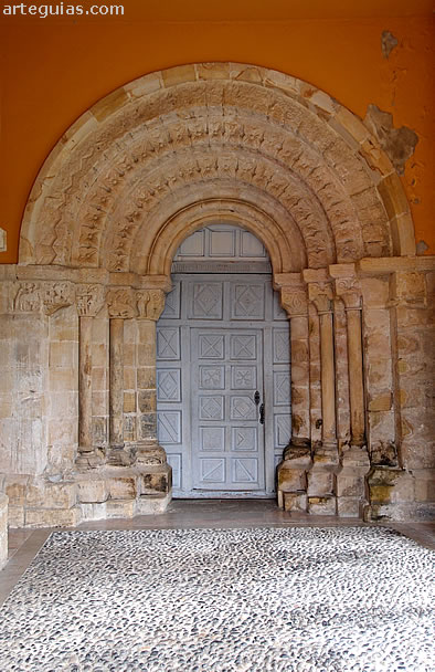 Una de las joyas del antiguo Monasterio de San Pedro de Villanueva es la puerta meridional de la iglesia abacial