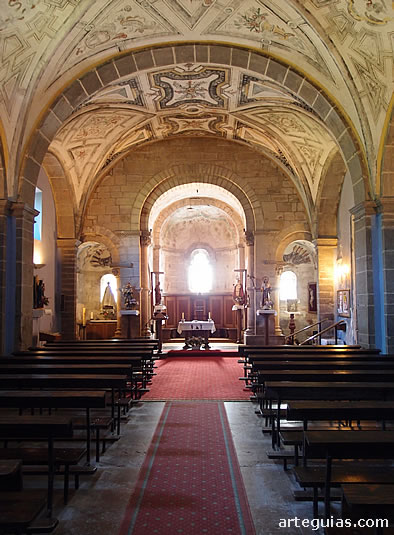 Aspecto de la iglesia de San Pedro de Villanueva con la cabecera triabsidal románica al fondo