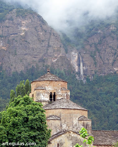 Campanario de la iglesia del Monasterio de Santa Mar&iacute;a de Santa Cruz de la Ser&oacute;s en su contexto paisaj&iacute;stico