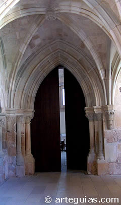 Puerta de acceso a la iglesia desde el claustro