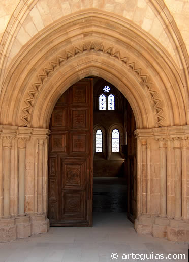 Puerta de comunicaci&oacute;n entre el claustro y el refectorio de los monjes