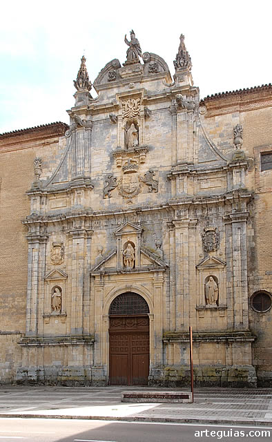 Gran fachada clasicista  de la iglesia en el costado septentrional