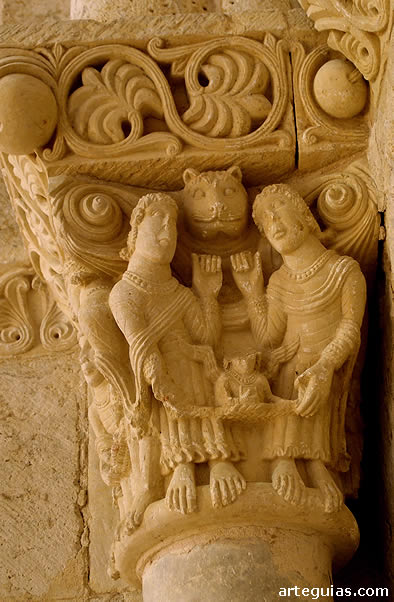 Otro de los capiteles de la puerta rom&aacute;nica