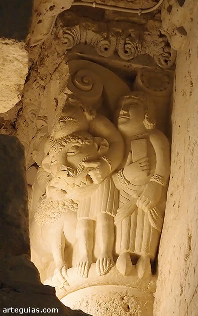 Interior de la iglesia de San Zoilo de Carri&oacute;n de los Condes: capitel con hombres y le&oacute;n