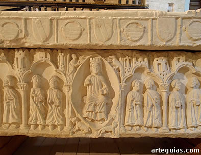 Sepulcro que muestra en una de sus caras mayores a Cristo en Majestad, el Tetramorfos y el Apostolado
