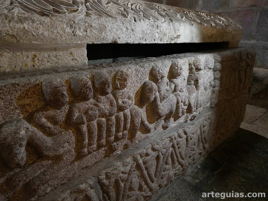 Costado del sarcófago junto a la pared del imafronte