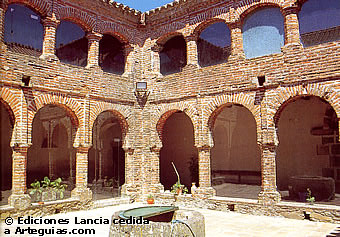 Claustro mud&eacute;jar del Monasterio de Tentud&iacute;a
