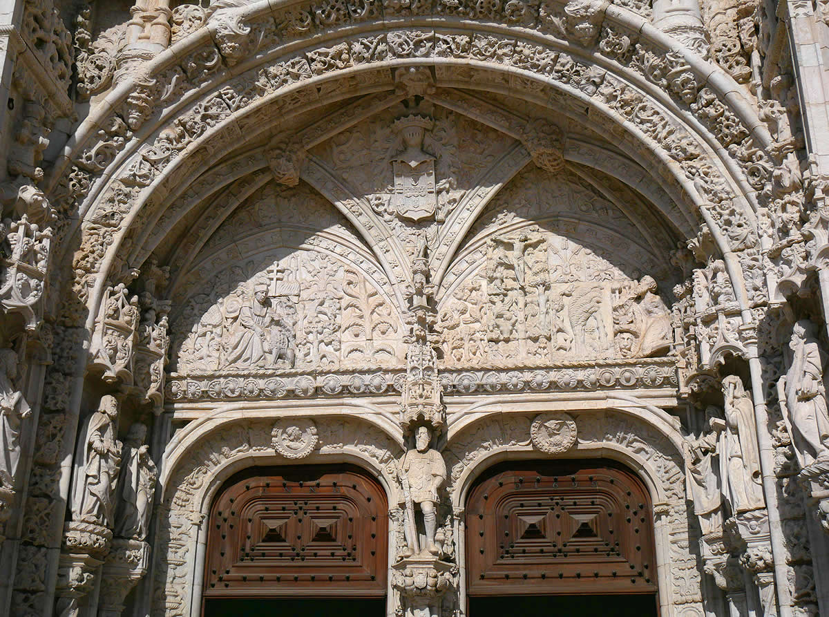Tímpano de la portada sur de la iglesia de los Jerónimos