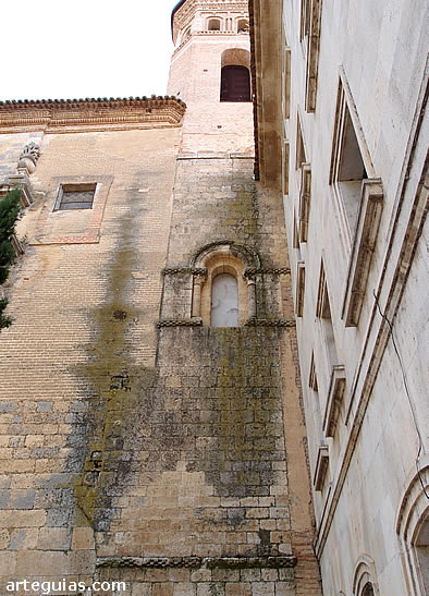 Parte de la torre rom&aacute;nica de la antigua fachada