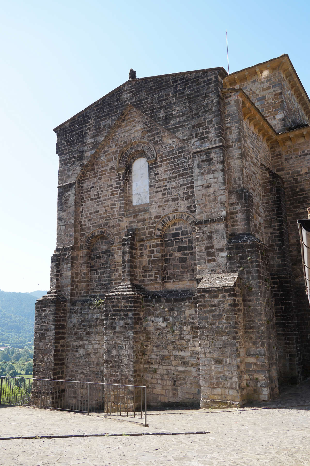 Muro de cierre del brazo norte del transepto de la iglesia monacal