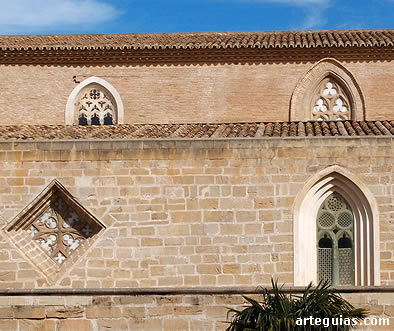 Curiosos ventanales de la nave sur y central