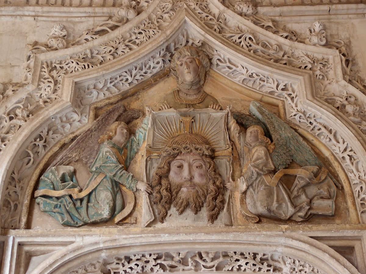Relieve de la Verónica en la puerta del claustro