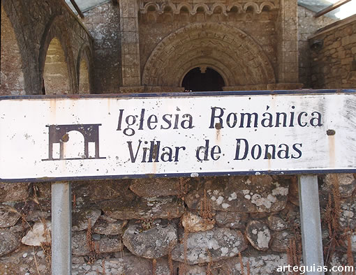 Antiguo cartel que se&ntilde;aliza la Iglesia rom&aacute;nica de Vilar de Donas