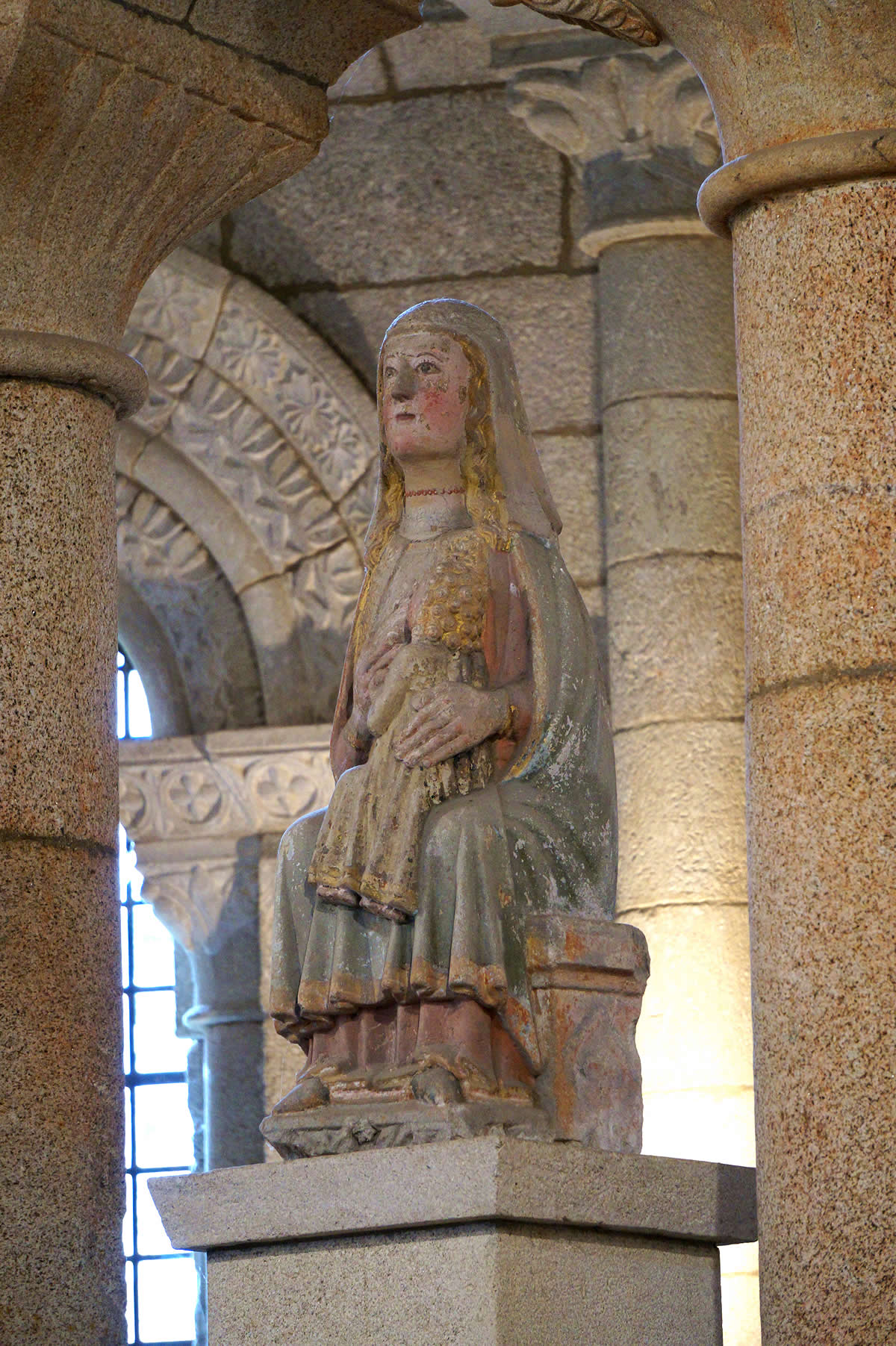 La Virgen de la Leche situada entre la capilla mayor y la girola