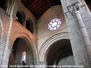 Fals triforio. Santa Mar&iacute;a de Xunqueira de Amb&iacute;a